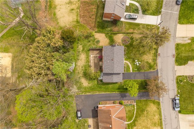 332 Long Dr, Upper St Clair, PA 15241