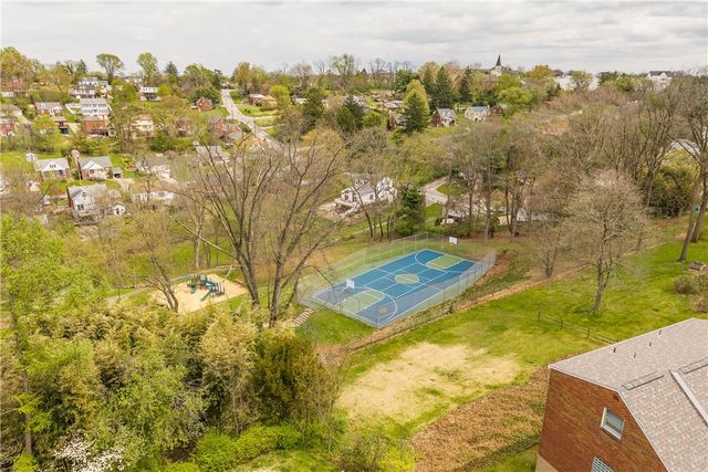 332 Long Dr, Upper St Clair, PA 15241