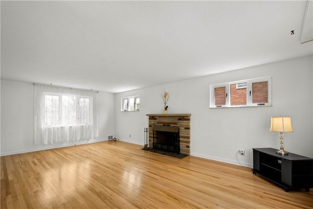 332 Long Dr, Upper St Clair, PA 15241