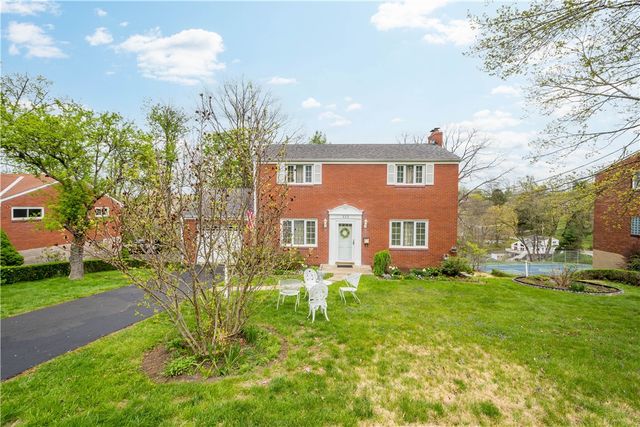 332 Long Dr, Upper St Clair, PA 15241