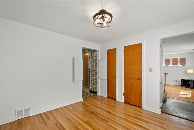 332 Long Dr, Upper St Clair, PA 15241