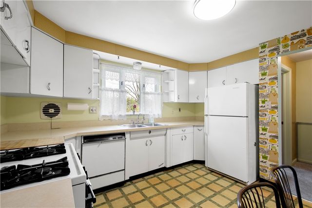 332 Long Dr, Upper St Clair, PA 15241