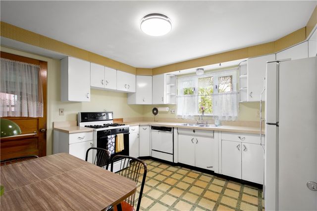 332 Long Dr, Upper St Clair, PA 15241