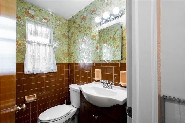 332 Long Dr, Upper St Clair, PA 15241