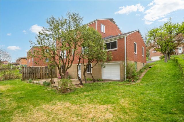 332 Long Dr, Upper St Clair, PA 15241