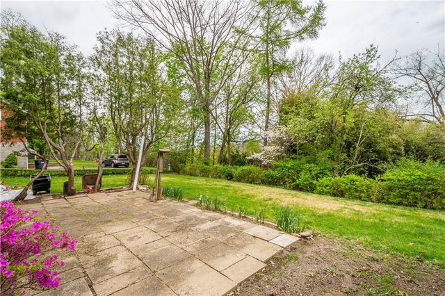 332 Long Dr, Upper St Clair, PA 15241
