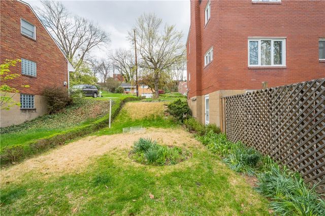 332 Long Dr, Upper St Clair, PA 15241