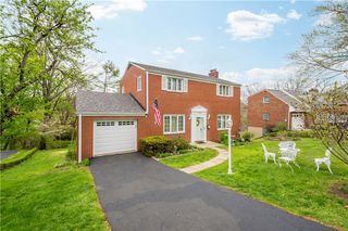 332 Long Dr, Upper St Clair, PA 15241