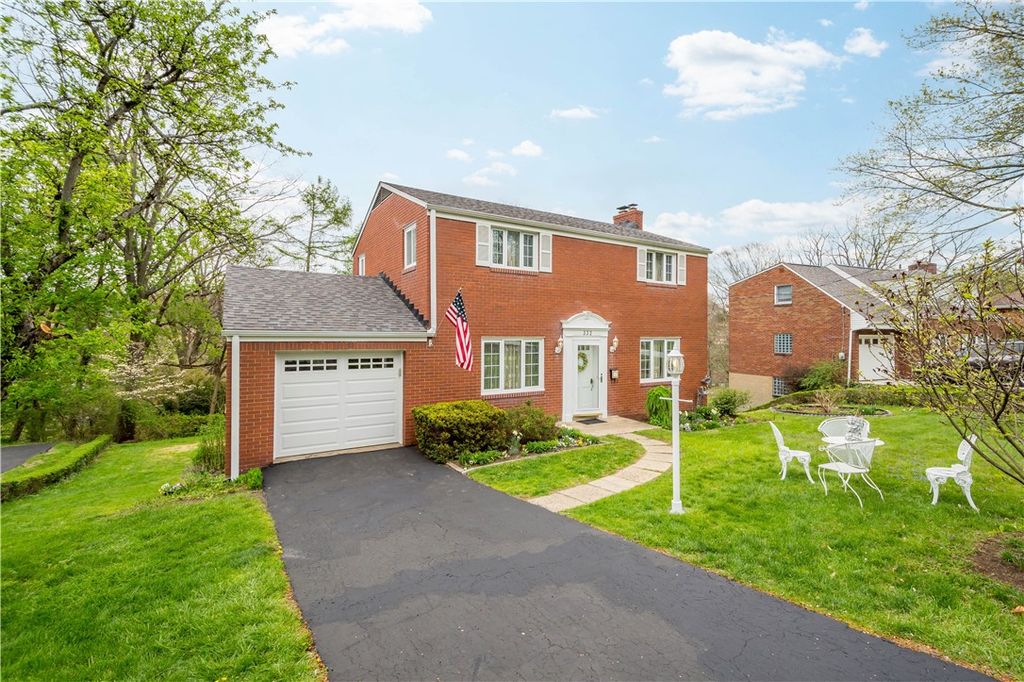 332 Long Dr, Upper St Clair, PA 15241