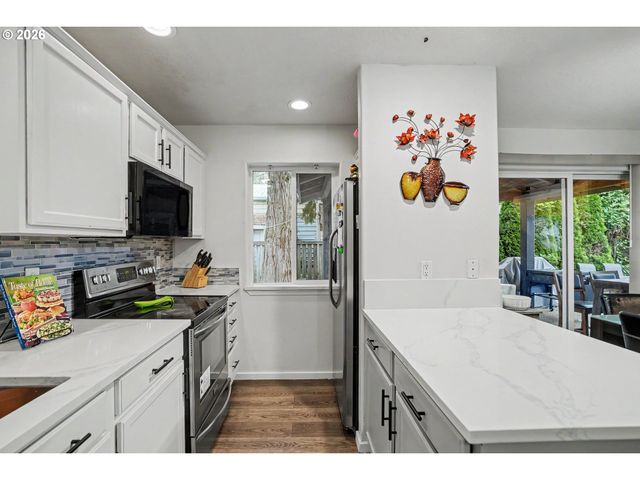 810 Se LOCUST St, Dundee, OR 97115