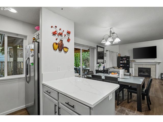 810 Se LOCUST St, Dundee, OR 97115