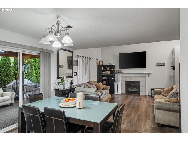 810 Se LOCUST St, Dundee, OR 97115