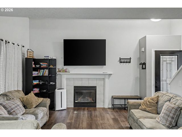 810 Se LOCUST St, Dundee, OR 97115