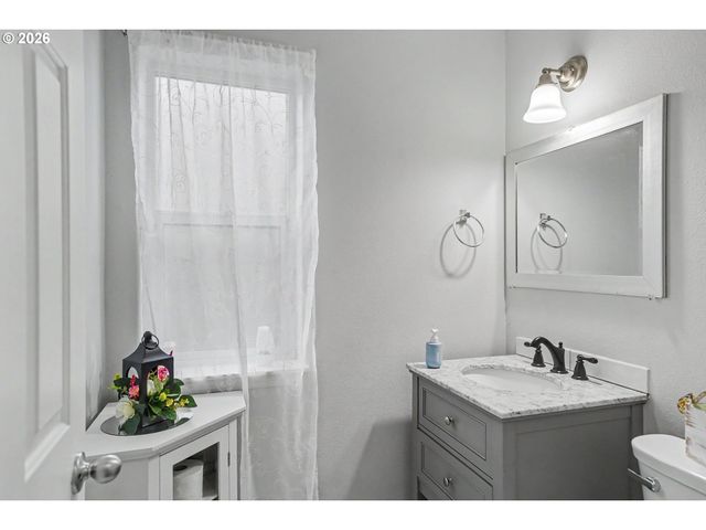 810 Se LOCUST St, Dundee, OR 97115