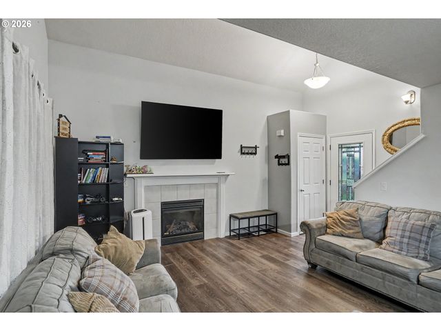 810 Se LOCUST St, Dundee, OR 97115