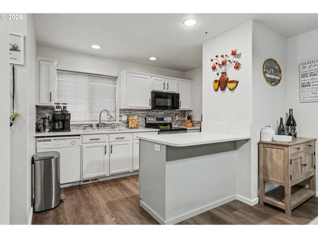 810 Se LOCUST St, Dundee, OR 97115