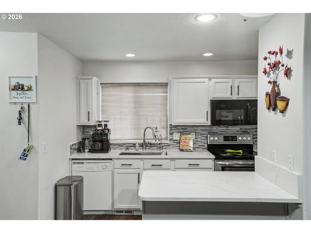 810 Se LOCUST St, Dundee, OR 97115