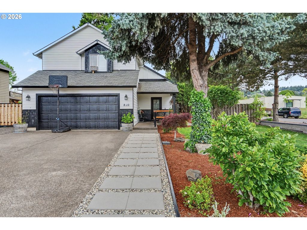 810 Se LOCUST St, Dundee, OR 97115