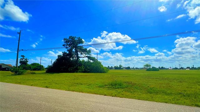 566 NE 4TH TERRACE, Cape Coral, FL 33909