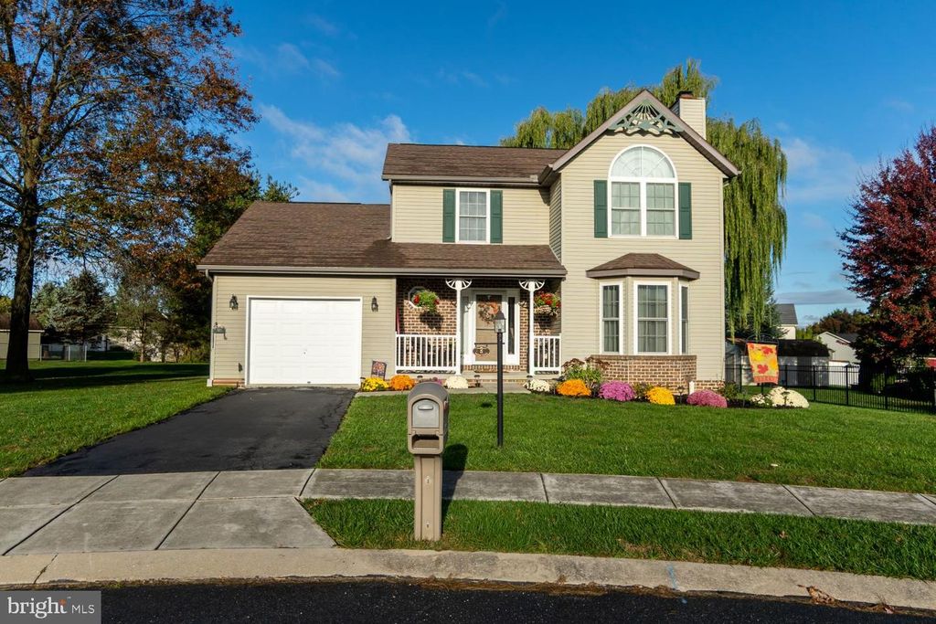 5 MANOR CIR, Littlestown, PA 17340