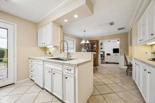 605 Heather Lane, Friendswood, TX 77546