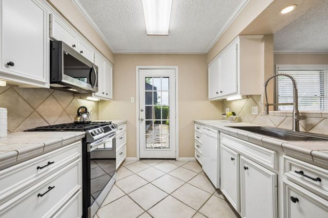 605 Heather Lane, Friendswood, TX 77546