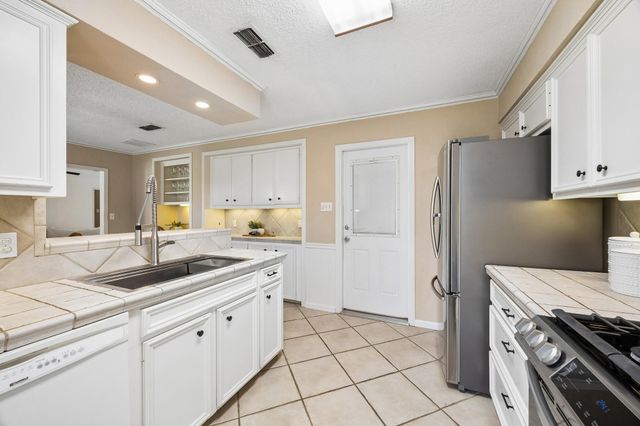605 Heather Lane, Friendswood, TX 77546