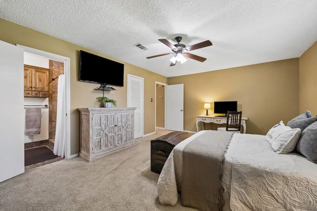 605 Heather Lane, Friendswood, TX 77546