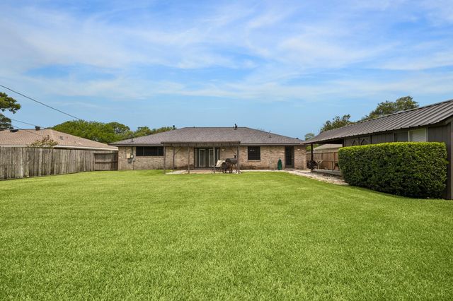 605 Heather Lane, Friendswood, TX 77546