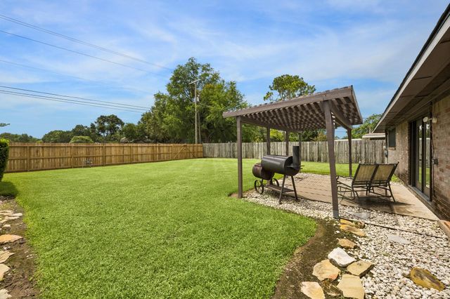 605 Heather Lane, Friendswood, TX 77546