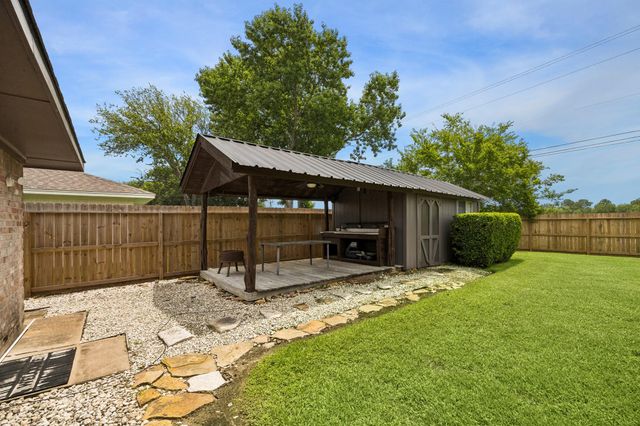 605 Heather Lane, Friendswood, TX 77546