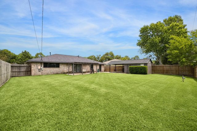 605 Heather Lane, Friendswood, TX 77546