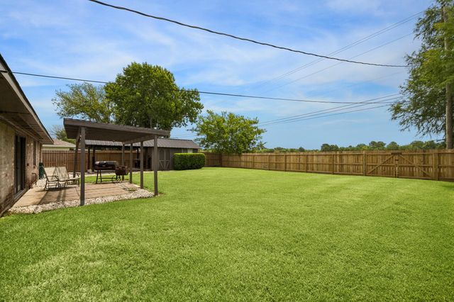 605 Heather Lane, Friendswood, TX 77546