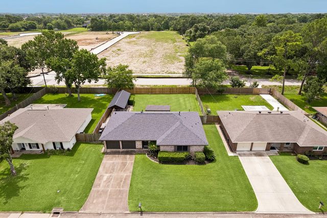605 Heather Lane, Friendswood, TX 77546