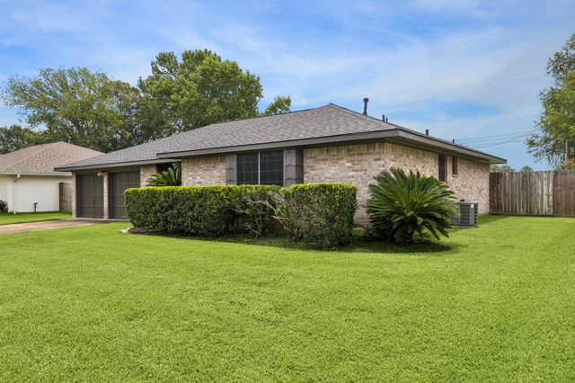 605 Heather Lane, Friendswood, TX 77546