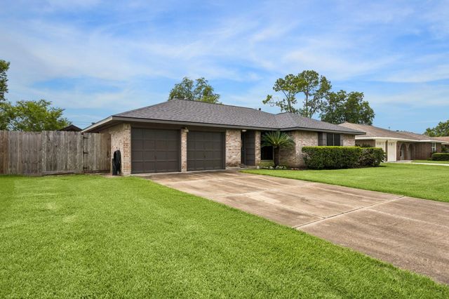 605 Heather Lane, Friendswood, TX 77546