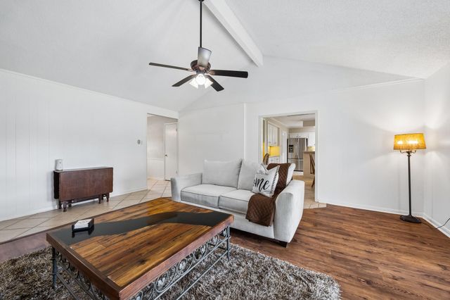 605 Heather Lane, Friendswood, TX 77546