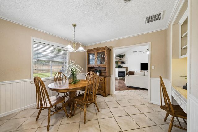 605 Heather Lane, Friendswood, TX 77546