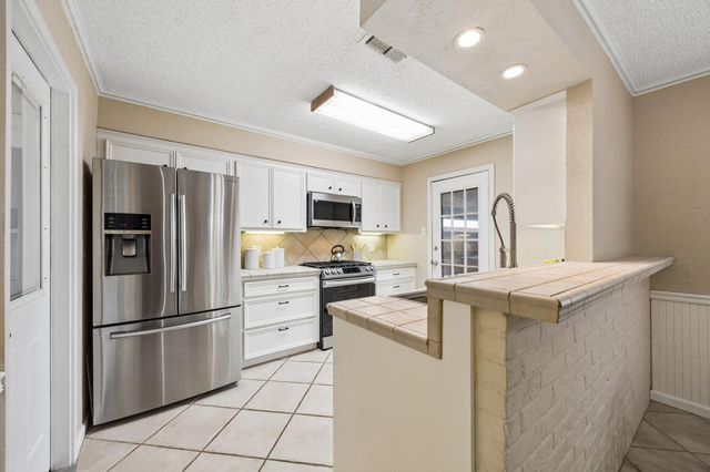 605 Heather Lane, Friendswood, TX 77546
