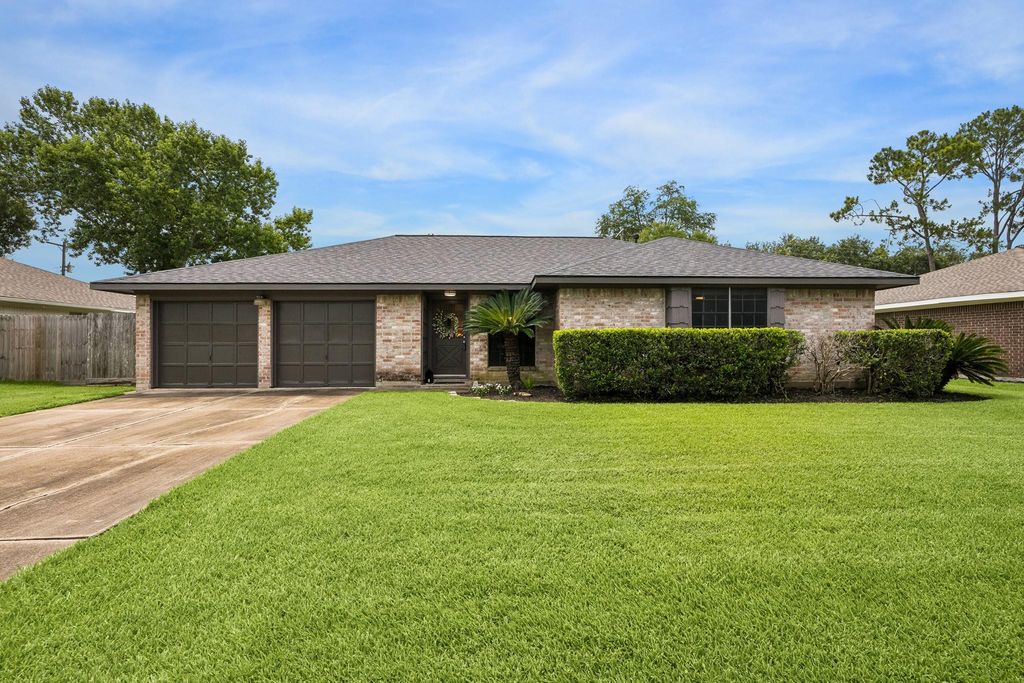 605 Heather Lane, Friendswood, TX 77546