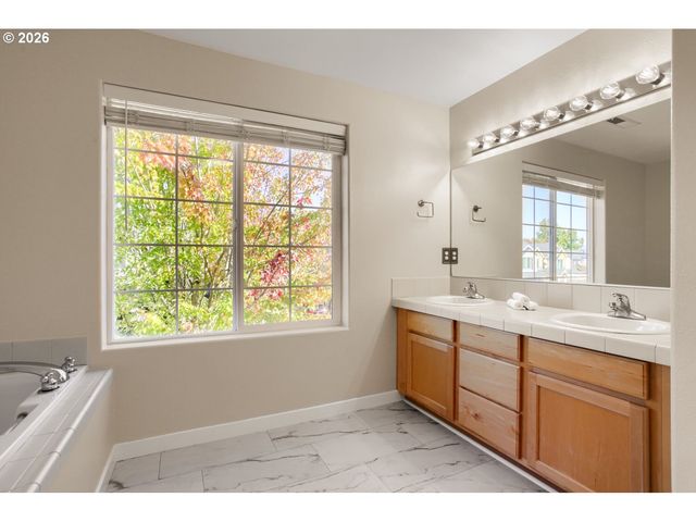 1621 Sw HEWITT Ave, Troutdale, OR 97060