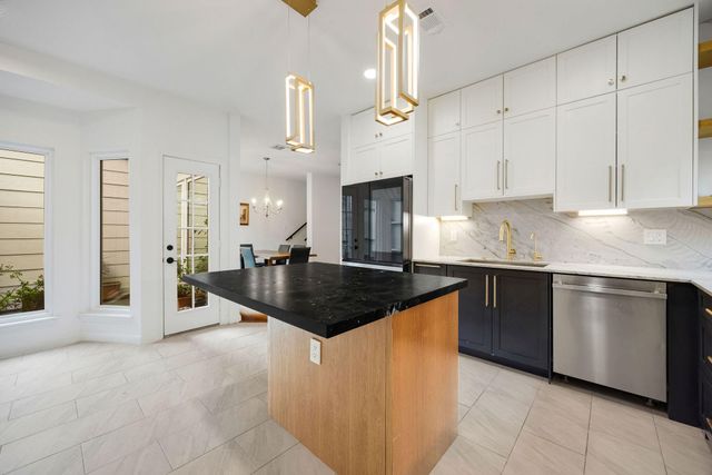 727 Bunker Hill Road 26, Houston, TX 77024