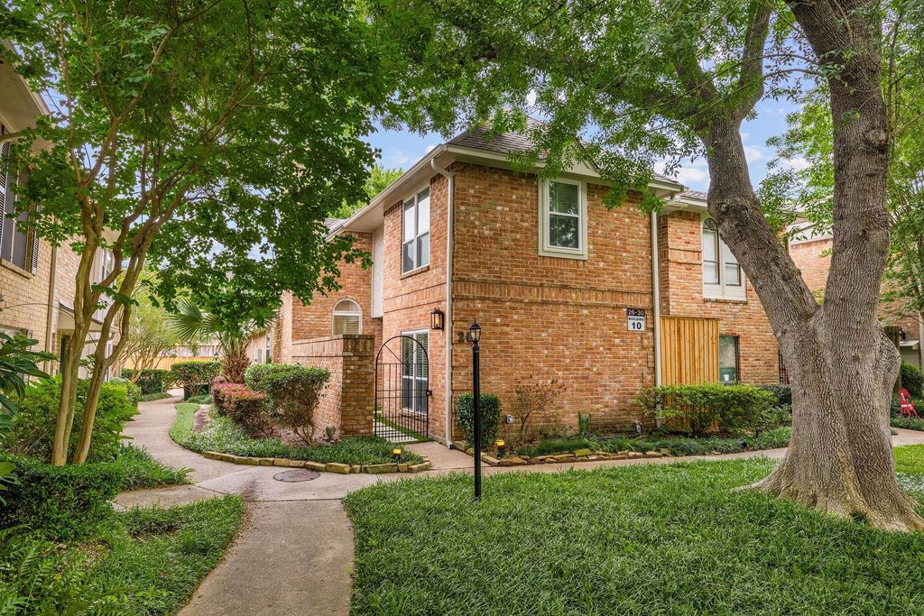 727 Bunker Hill Road 26, Houston, TX 77024