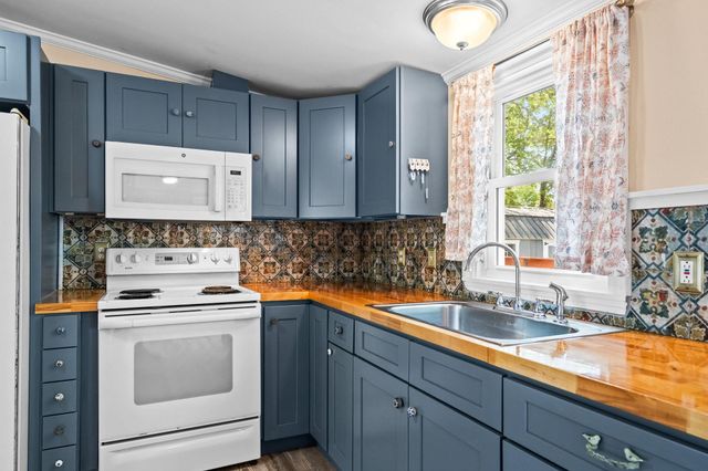 425 Sand Hill Dr., Conway, SC 29526