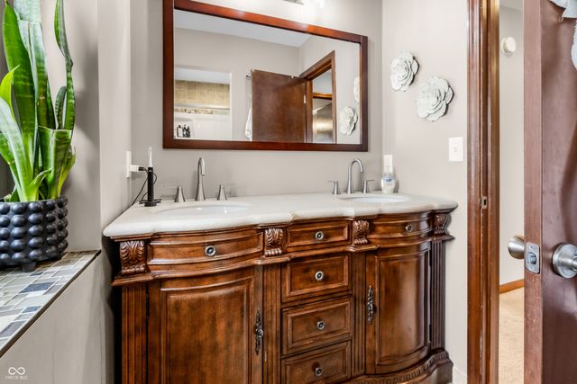 2033 Cheyenne Trail, Columbus, IN 47203