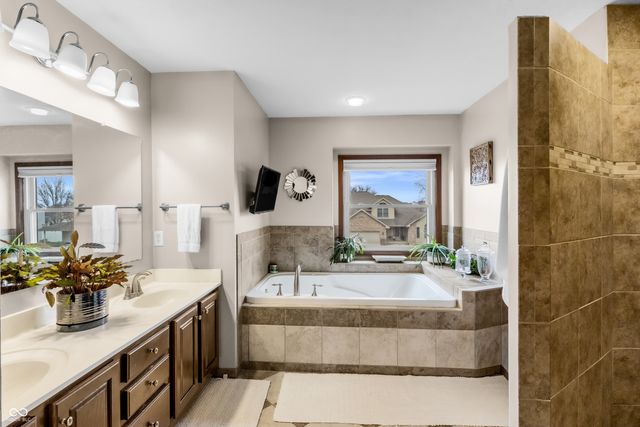 2033 Cheyenne Trail, Columbus, IN 47203