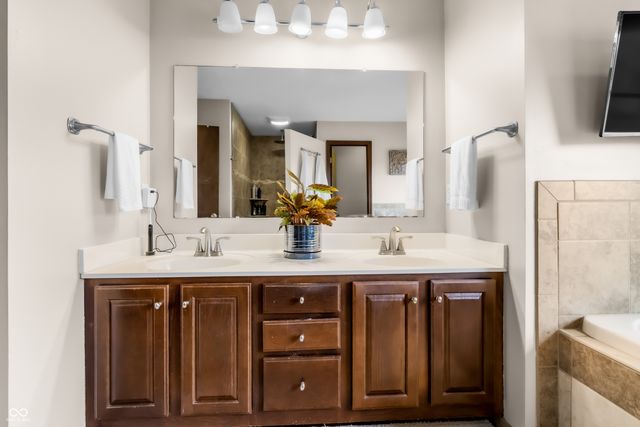 2033 Cheyenne Trail, Columbus, IN 47203