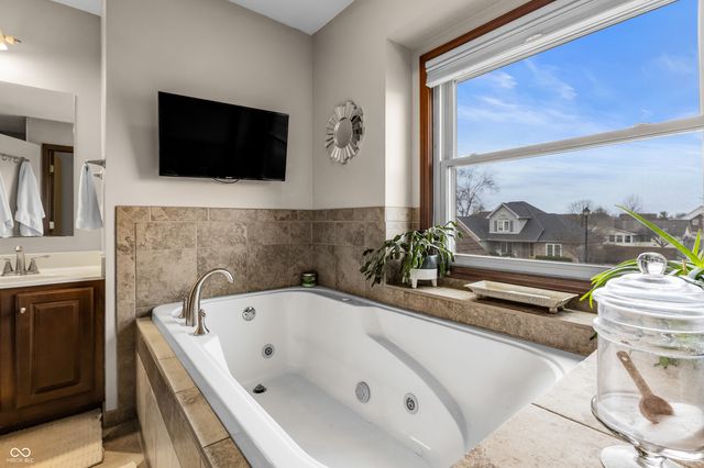 2033 Cheyenne Trail, Columbus, IN 47203