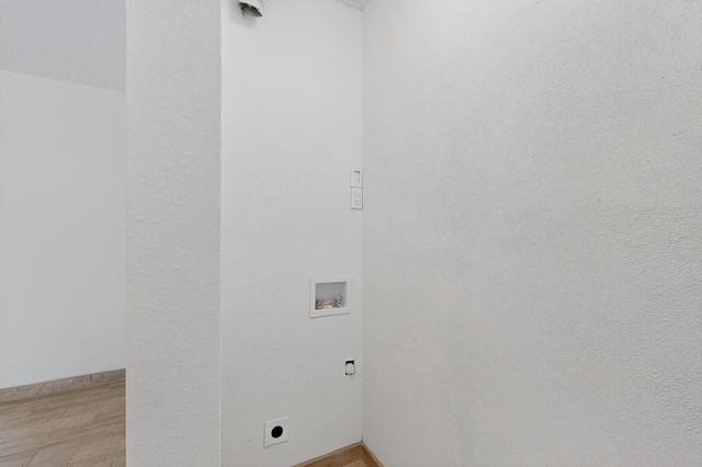 3926 Barcelona Road SW, Albuquerque, NM 87121