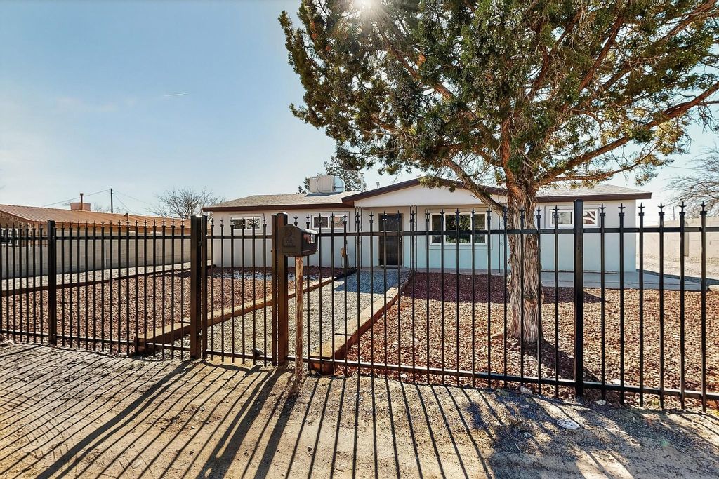 3926 Barcelona Road SW, Albuquerque, NM 87121